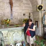 La signora Rosa proprietaria della cappella ci mostra l'interno dell edificio: � lei assieme alla sorella Maria a curarla (foto di Francesco Lattanzio)